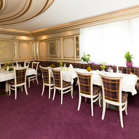 Akzent Restaurant Altdorfer Hof Otel 4*