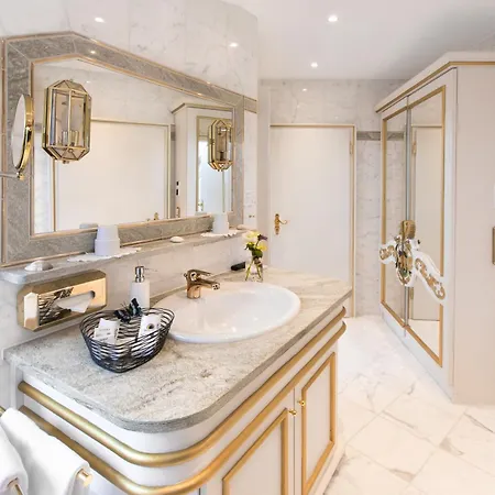 Akzent Restaurant Altdorfer Hof 4*