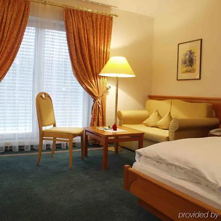 Akzent Restaurant Altdorfer Hof 韦因加尔滕