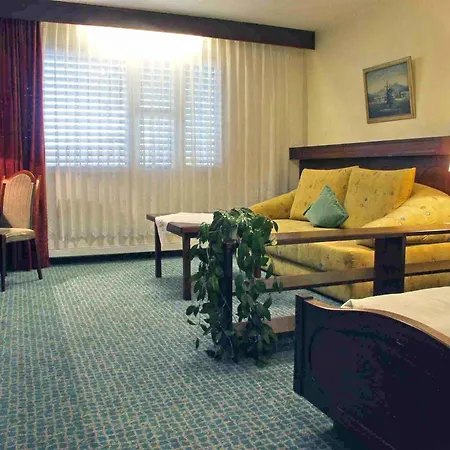 Akzent Restaurant Altdorfer Hof 호텔