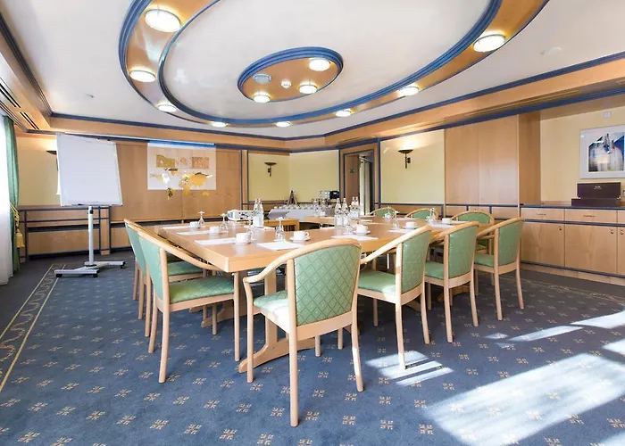 Akzent Restaurant Altdorfer Hof ホテル 4*