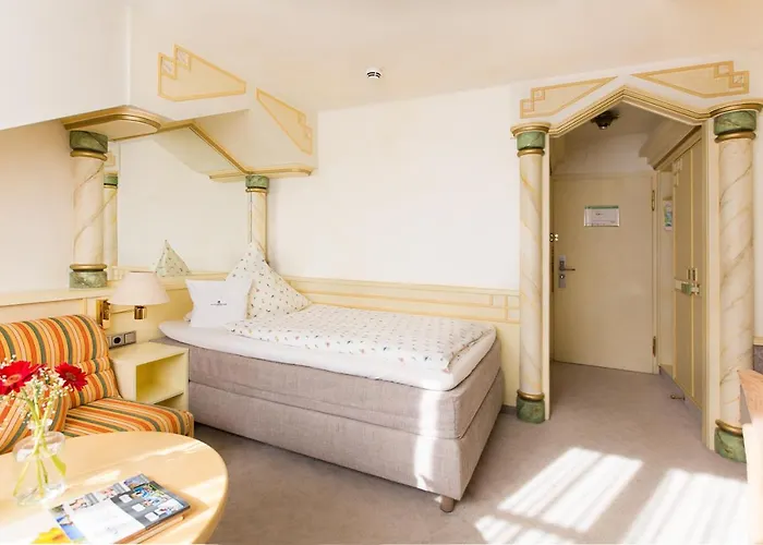 Akzent Restaurant Altdorfer Hof ホテル 4*